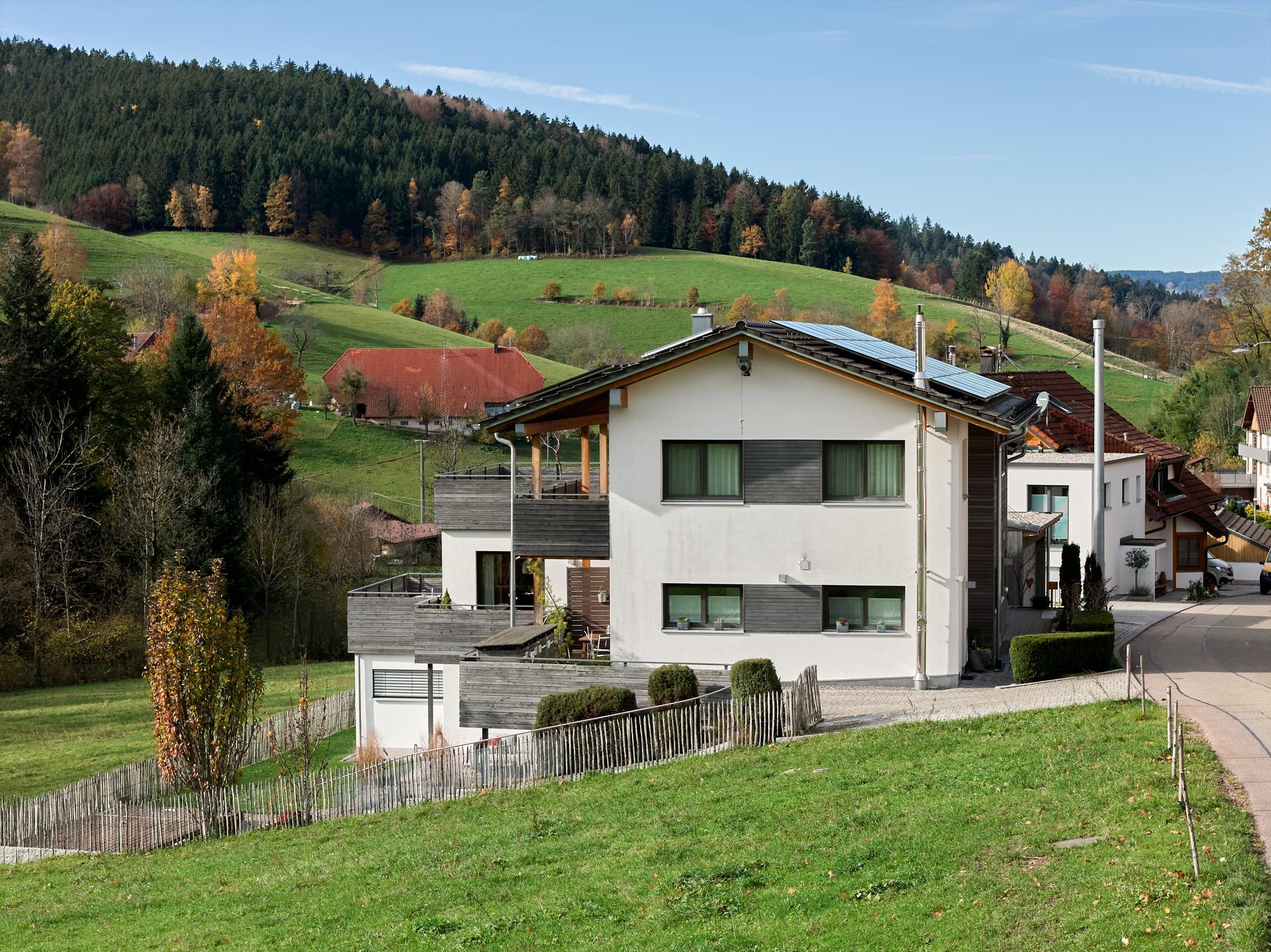 The ZeiTraum nature holiday house in Yach from outside, in autumn