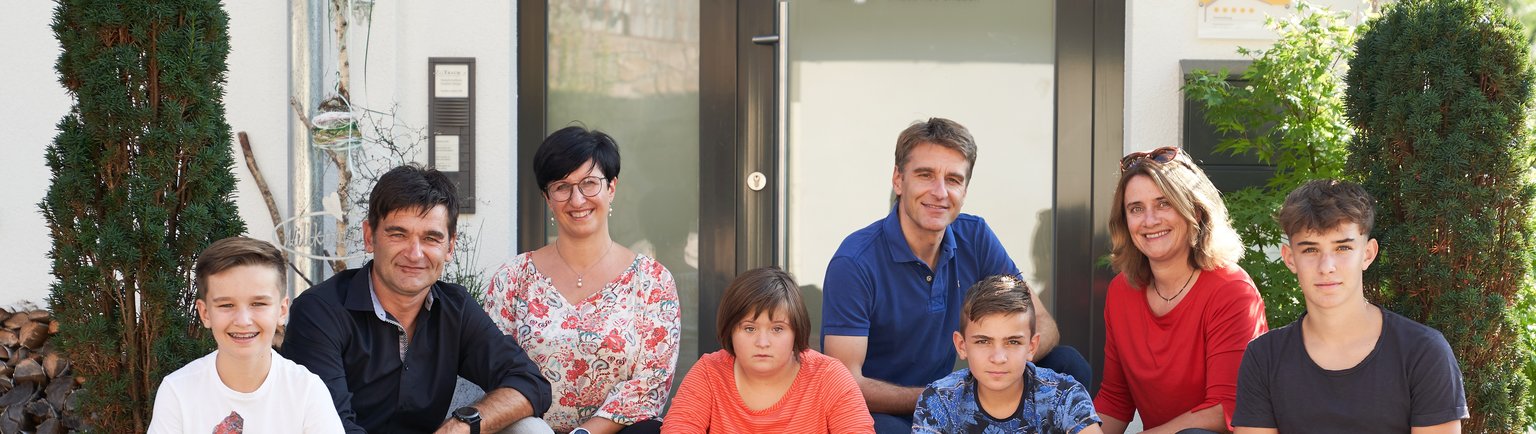 Familie Burger vor dem Naturferienhaus ZeiTraum