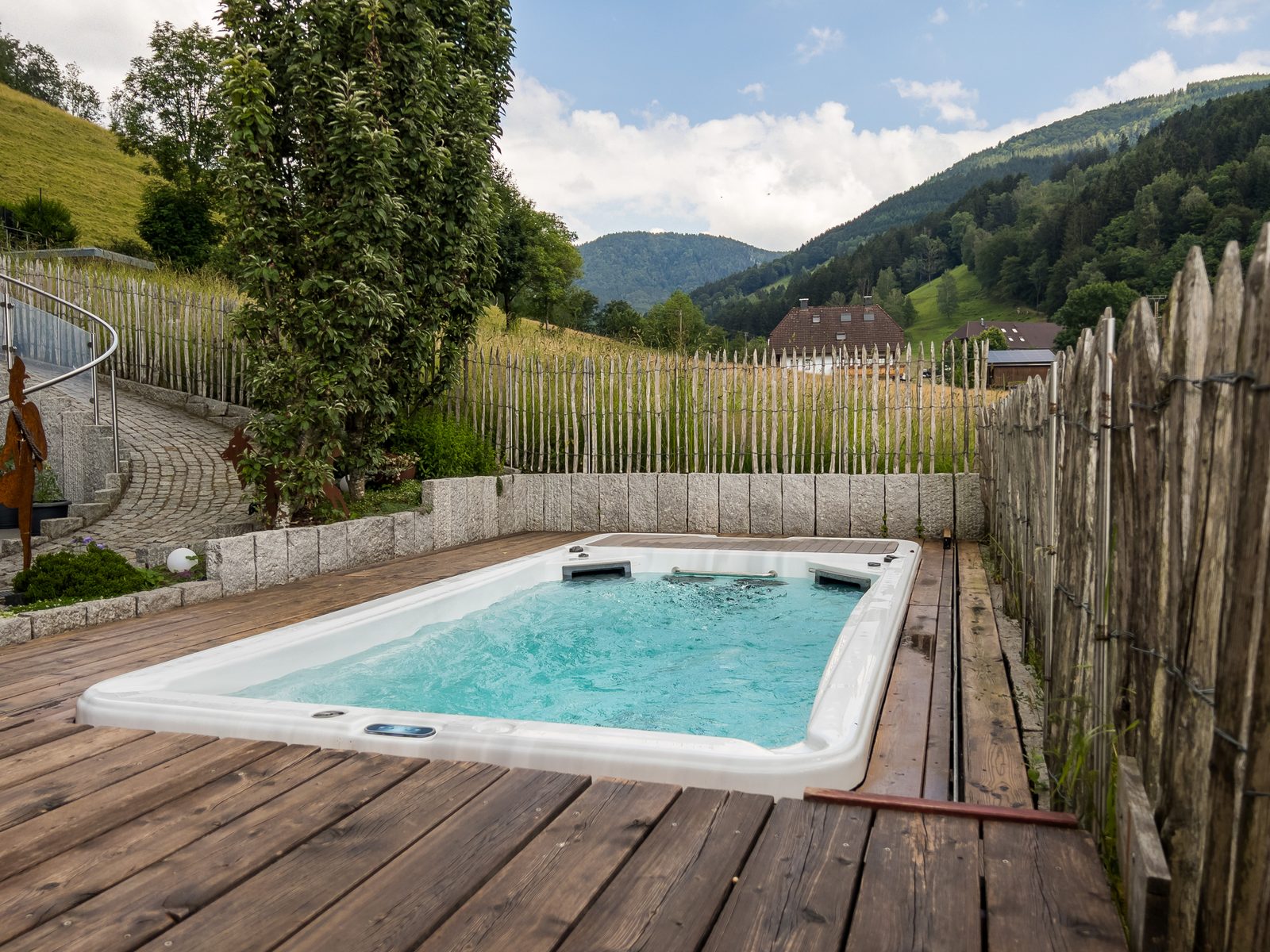 SwimSpa im Garten mit Blick auf die Hügel